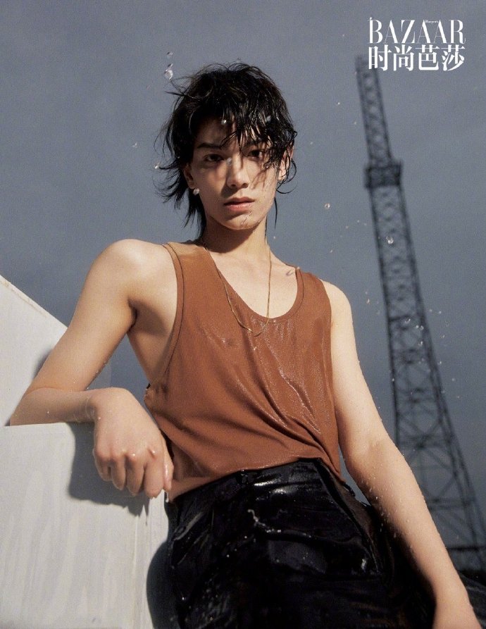 丁禹兮 Harper's BAZAAR 芭莎六月电子刊，夏日晴空里被风吹起微卷发梢，清澈干净的新鲜少年，很有日系男星的味道。