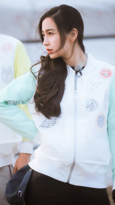 Angelababy
自修，拿图关注
围脖:人间至爱苏梦颖
ks:是璎珞啊～
