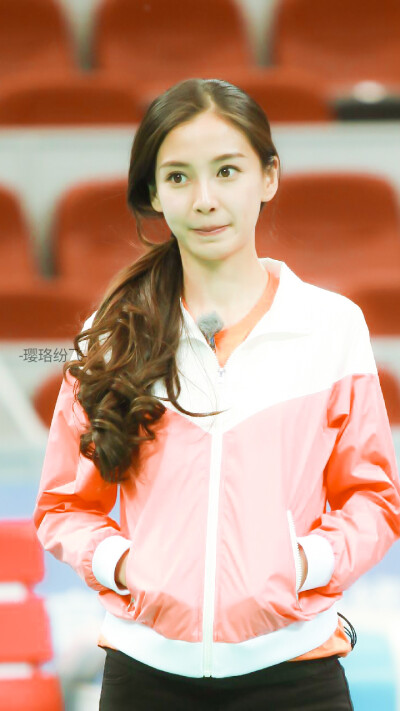 Angelababy
自修，拿图关注
围脖:人间至爱苏梦颖
ks:是璎珞啊～
