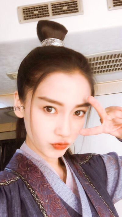 Angelababy
自修，拿图关注
围脖:人间至爱苏梦颖
ks:是璎珞啊～

