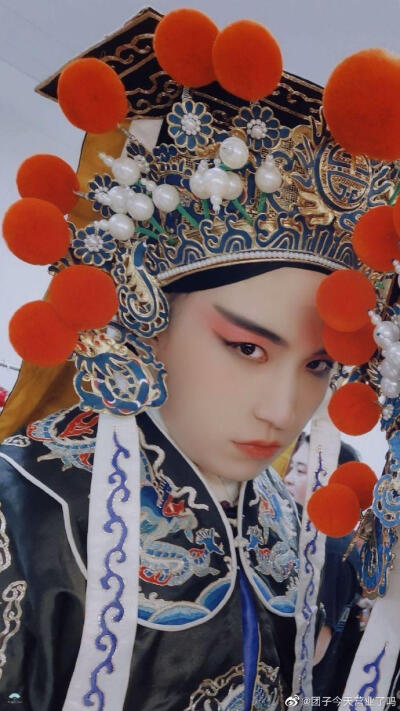 德
德云
德云社
自从迷它以后
每天在不停的跺手
哎～