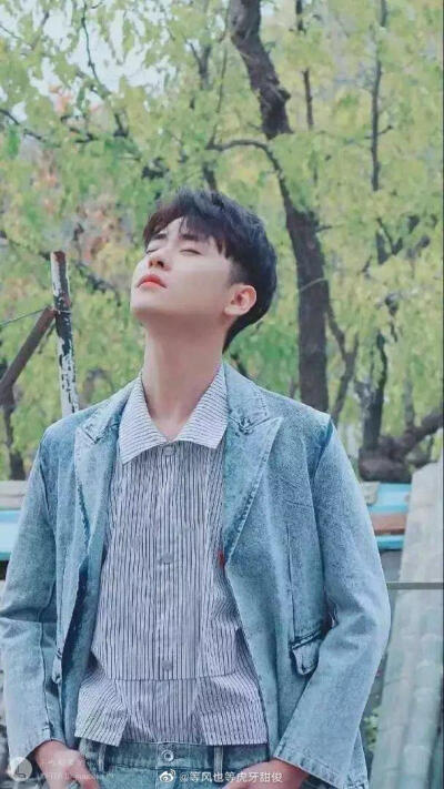 德
德云
德云社
自从迷它以后
每天在不停的跺手
哎～