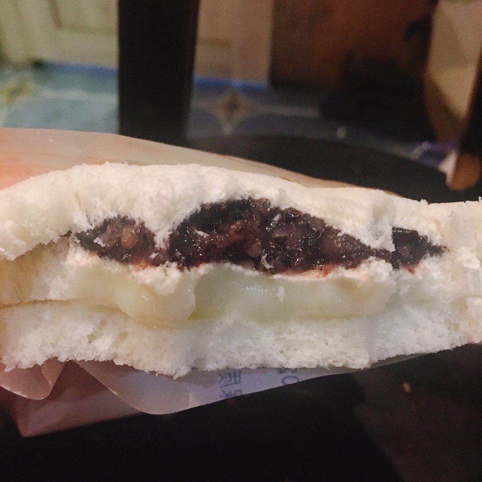 ：古味紫米面包
：吃过会爱上哦
最爱我们家的紫米奶酪包 面包体真的超级柔软，香甜而不腻，搭配浓郁奶酱和糯叽叽的紫米真的是超爱呢