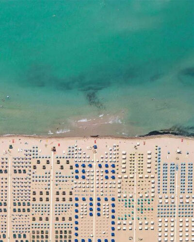 Berhard Lang正是在十年前搭乘航班时迷上了从空中俯瞰地面的风景，从此决定开启“上帝视角”，成为一名航拍摄影师。在他的作品中，很多我们平日熟悉的景物，都是这样的：