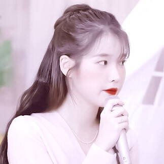 IU
“夏天的晚风轻轻吹动窗台的帘子，暮色朦胧，躺着打会儿瞌睡，舒适到差点就要决定这样过一生。” ​
原截雾礼
春風甜甜怪