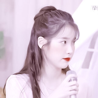 IU
“夏天的晚风轻轻吹动窗台的帘子，暮色朦胧，躺着打会儿瞌睡，舒适到差点就要决定这样过一生。” ​
原截雾礼
春風甜甜怪