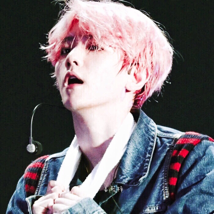 ＂地狱的天穹没有阳光，我愿许你一个黑色的太阳＂
BAEKHYUN边伯贤
原贤明烈校。