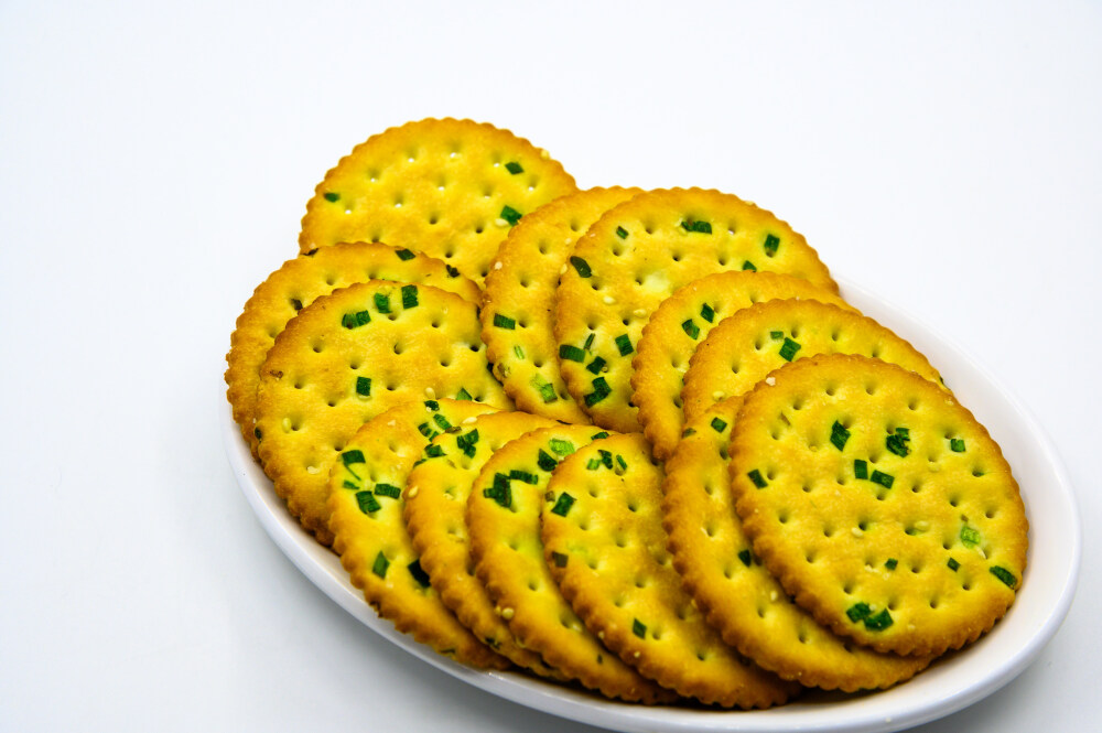 葱油饼干 葱 葱花 大葱 食用油 植物油 饼干 蛋 鸡蛋 卵 小麦 白面 蒸 熟的 甜点 糕点 点心 面点 蜂蜜 甜蜜 分享 烤 烘焙 食物 食品 美食 美味 膳食 饮食 白色瓷盘 容器 瓷盘 圆形 装饰 白色 白色背景 吃 中国传统糕点 传统食品 甜的 营养 面食 排列 精致 零食 零嘴 小吃
