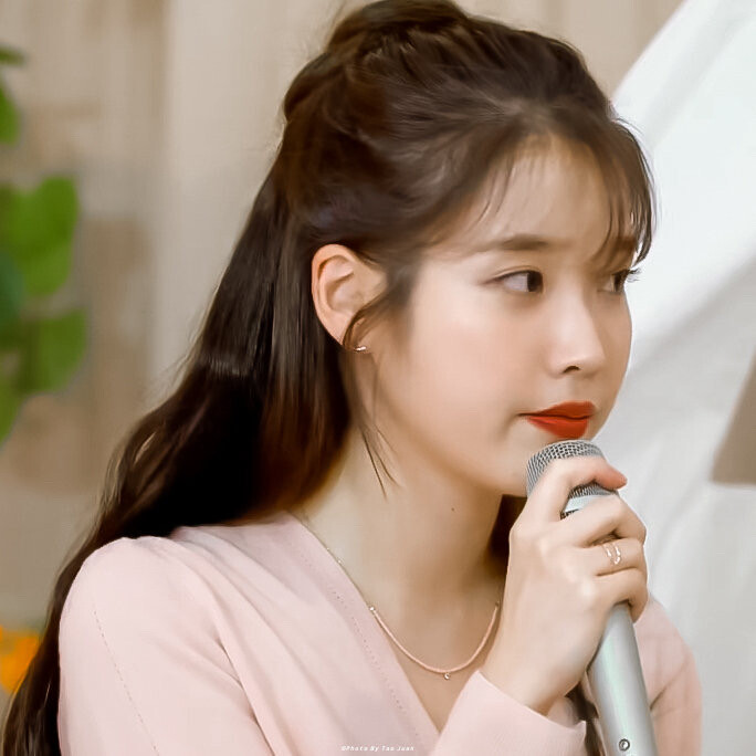 IU | IU的宅家Signal
cr:缱桃卷