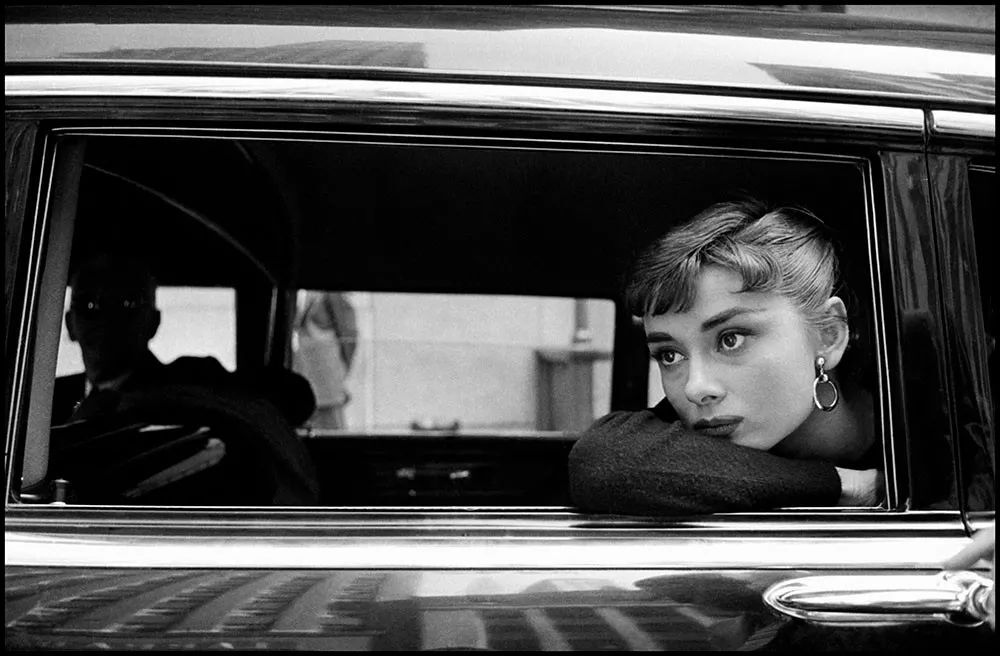 奥黛丽·赫本在《龙凤配》片场。 
美国，纽约州，纽约，1954年
©Dennis Stock | Magnum Photos
