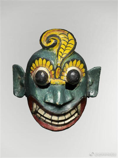 [cp]#老船长的艺术巡游[超话]# #世界历史# 法国典藏，雅克希拉克人类学博物馆馆藏。各种呵呵笑的印度尼西亚以及斯里兰卡地区的面具。第一个是代表瘟疫的病魔。 ​​​[/cp]