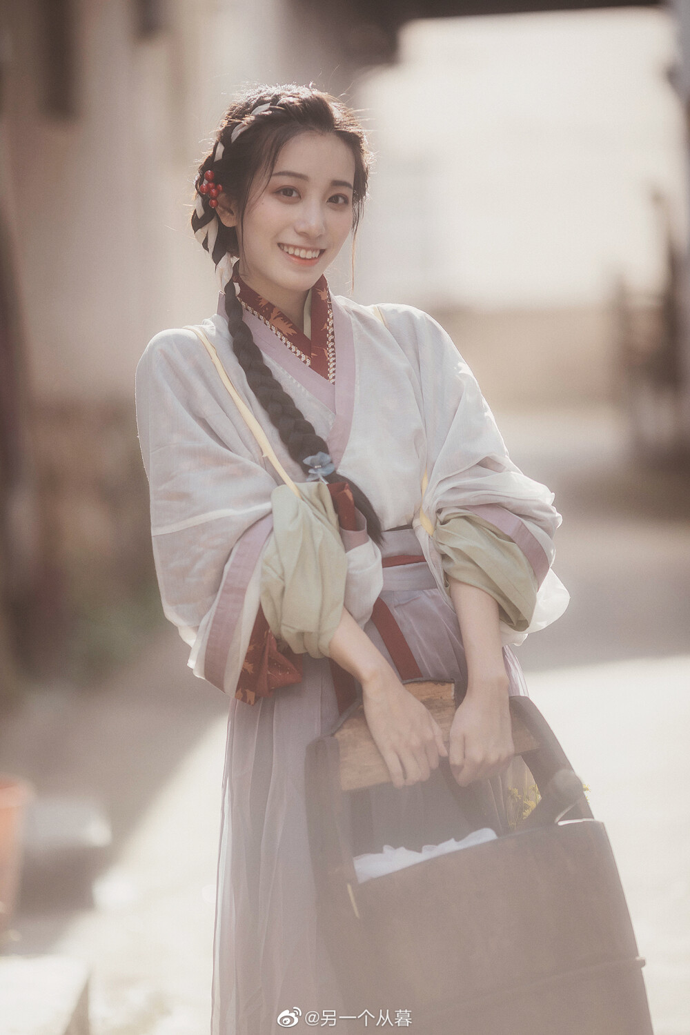 来自博主 另一个从暮
从暮的汉服写真作品将生活气息和诗意很好的结合在一起，每个角度都表现了出镜小姐姐的朴实之美。很养眼哦
#杭州约拍##汉服#
“越女芙蓉妆，
浣纱清浅水。”
出镜：@小清菡呀
服装：@上遥居汉服
妆造：@半月绾