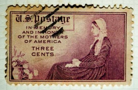 美国发行的第一枚「母亲节」纪念邮票上，一位慈祥的母亲，默默凝视瓶中的石竹花。