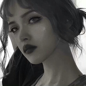 “有一种女孩即不是太阳也不是月亮，努力又平庸，自卑又内敛，她是尘埃，风一吹，连痕迹也没有” 
可她是我心尖尖上的人