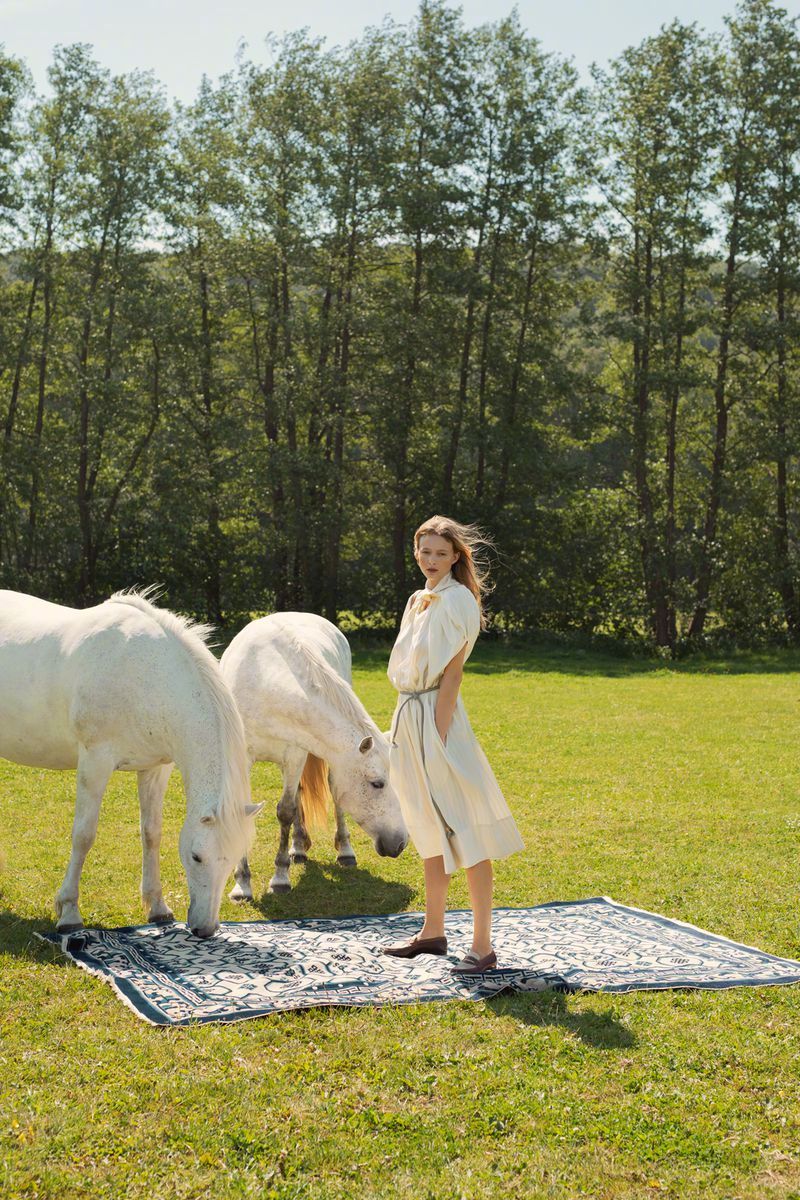 Madame Figaro France June 2020. 法版费加罗6月刊, 夏天的风, 自然之景.
模特: Anais Garnier.
摄影: Marta Bevacqua. ​​​