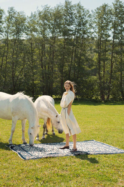 Madame Figaro France June 2020. 法版费加罗6月刊, 夏天的风, 自然之景.
模特: Anais Garnier.
摄影: Marta Bevacqua. ​​​