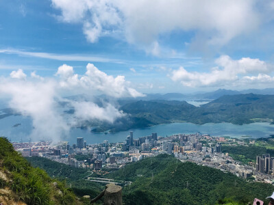 多年后回来看之前的文字 幼稚 不懂事 消极 小确幸 这样比较看来 现在的日子过得不错 不算成功 起码自在 曾经因为失恋建立的专辑 现在也算是我的小小记事本 以后的日子更要好好的 晚安好梦