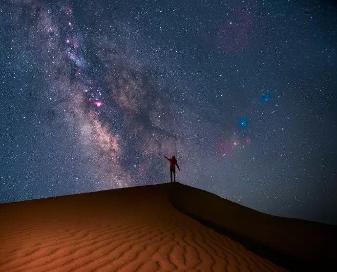 星星，
天上的鲜花，
在我们头上发光。
——雪莱
