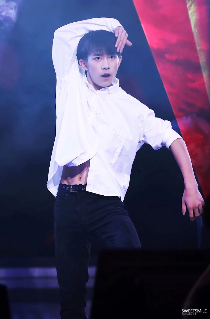 哥哥的腹肌，请查收～