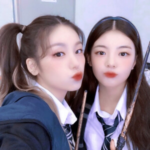 YEJI & Lia