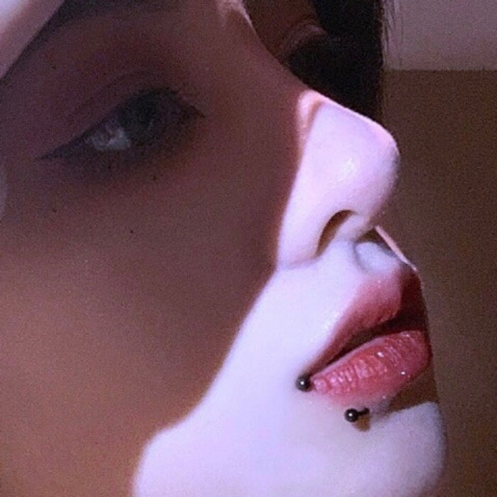 “雨太大了 撑伞也没用 我的意思是 无所谓了”