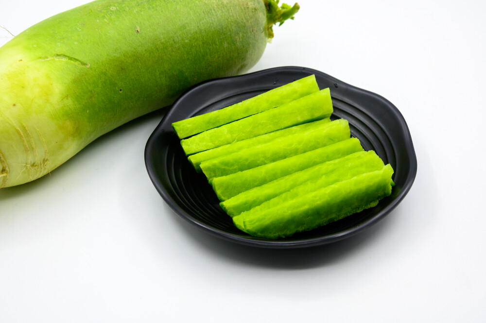 萝卜 青萝卜 植物 农作物 生食 食物 食材 食品 蔬菜 辛辣 清爽 美味 汁液 绿色 青色 低热量 健康食品 有机食品 膳食纤维 营养 绿色食品 食物原料 膳食 减肥 瘦身 开胃 绿皮萝卜 中国萝卜 沙窝萝卜 葛沽萝卜 翘头青萝卜 露头青萝卜 药用价值 水果萝卜 白色背景 切块 黑瓷盘
