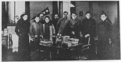  1935年林语堂参观《国风》片场合影。
左起：徐雯、阮玲玉、朱石麟、黎莉莉、黎民伟、罗明佑、温源宁、罗文柏、林语堂