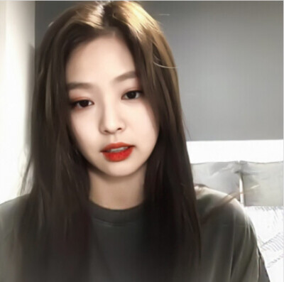 Jennie 人间香奈儿头像／侵删