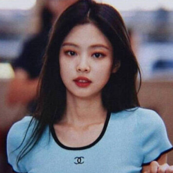 Jennie 人间香奈儿头像／侵删