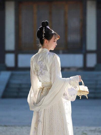 刺绣浅交领半臂襦裙