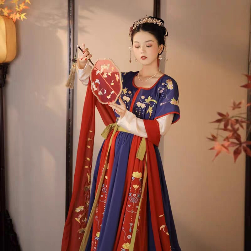 坦领半臂齐腰襦裙