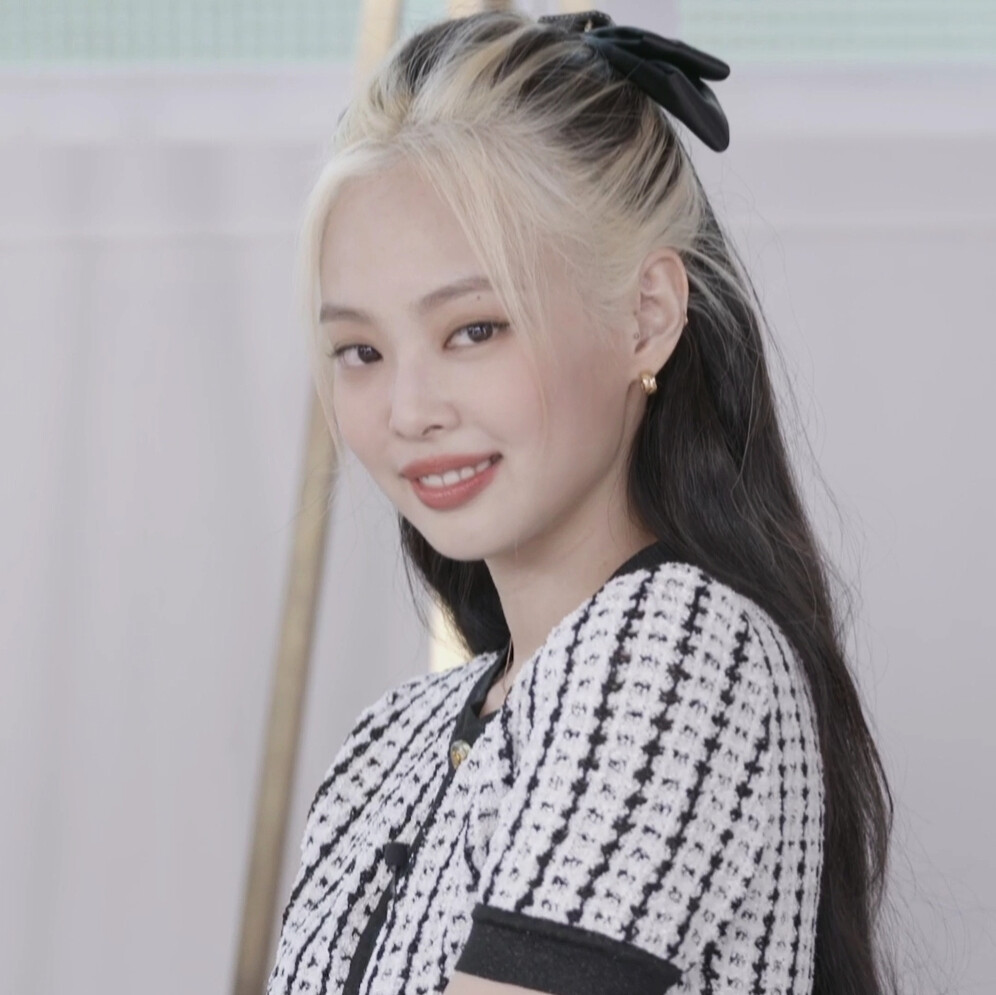 粉墨回归 JENNIE