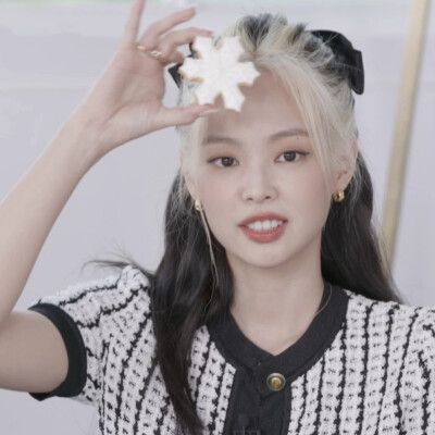 粉墨回归 JENNIE