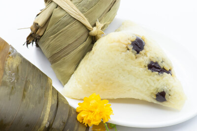 粽子 端午节 煮熟的 食物 食品 美味 甜的 中国食品 传统节日 中国节日 中国传统文化 中国传统美食 屈原 黏 软 江米 三角形 包装 叶子 竹叶 苇叶 静物 绿色 青色 糯米 枣 红枣 剥开的 容器 白瓷碟 装饰 花朵 黄花 …