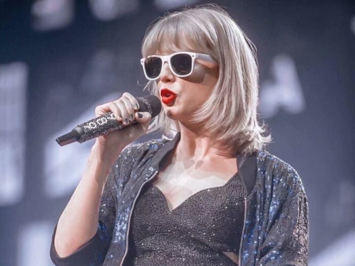 Taylor Swift，美国著名创作歌手、流行天后。1989年12月13日出生于美国宾州。Taylor Swift是史上最畅销的歌手之一，她的全球专辑销量超过五千万张，其中在美国售出了2,780万张，她的单曲下载量达到了1.5亿次！作为一位创作歌手，Taylor Swift获得了众多奖项，其中包括纳什维尔词曲作家协会和词曲作家名人堂的嘉奖以及入选2015年《滚石》评选的史上最伟大的百大词曲作家。此外，她共获得了10项格莱美奖、23项公告牌音乐奖、29项全美音乐奖、12项乡村音乐协会奖、8项乡村音乐学院奖、79项BMI大奖、6项吉尼斯世界纪录、1项全英音乐奖、1项艾美奖等大奖。
