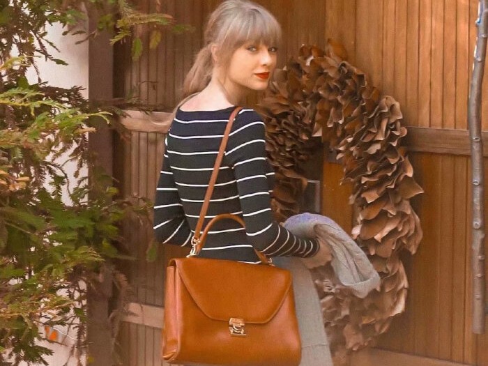 Taylor Swift，美国著名创作歌手、流行天后。1989年12月13日出生于美国宾州。Taylor Swift是史上最畅销的歌手之一，她的全球专辑销量超过五千万张，其中在美国售出了2,780万张，她的单曲下载量达到了1.5亿次！作为一位创作歌手，Taylor Swift获得了众多奖项，其中包括纳什维尔词曲作家协会和词曲作家名人堂的嘉奖以及入选2015年《滚石》评选的史上最伟大的百大词曲作家。此外，她共获得了10项格莱美奖、23项公告牌音乐奖、29项全美音乐奖、12项乡村音乐协会奖、8项乡村音乐学院奖、79项BMI大奖、6项吉尼斯世界纪录、1项全英音乐奖、1项艾美奖等大奖。
