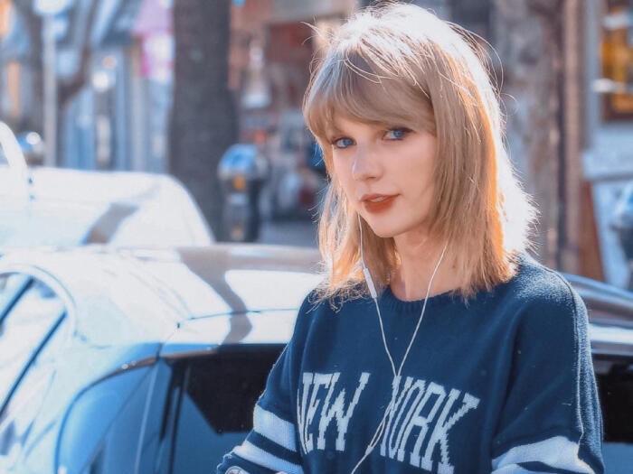 Taylor Swift，美国著名创作歌手、流行天后。1989年12月13日出生于美国宾州。Taylor Swift是史上最畅销的歌手之一，她的全球专辑销量超过五千万张，其中在美国售出了2,780万张，她的单曲下载量达到了1.5亿次！作为一位创作歌手，Taylor Swift获得了众多奖项，其中包括纳什维尔词曲作家协会和词曲作家名人堂的嘉奖以及入选2015年《滚石》评选的史上最伟大的百大词曲作家。此外，她共获得了10项格莱美奖、23项公告牌音乐奖、29项全美音乐奖、12项乡村音乐协会奖、8项乡村音乐学院奖、79项BMI大奖、6项吉尼斯世界纪录、1项全英音乐奖、1项艾美奖等大奖。
