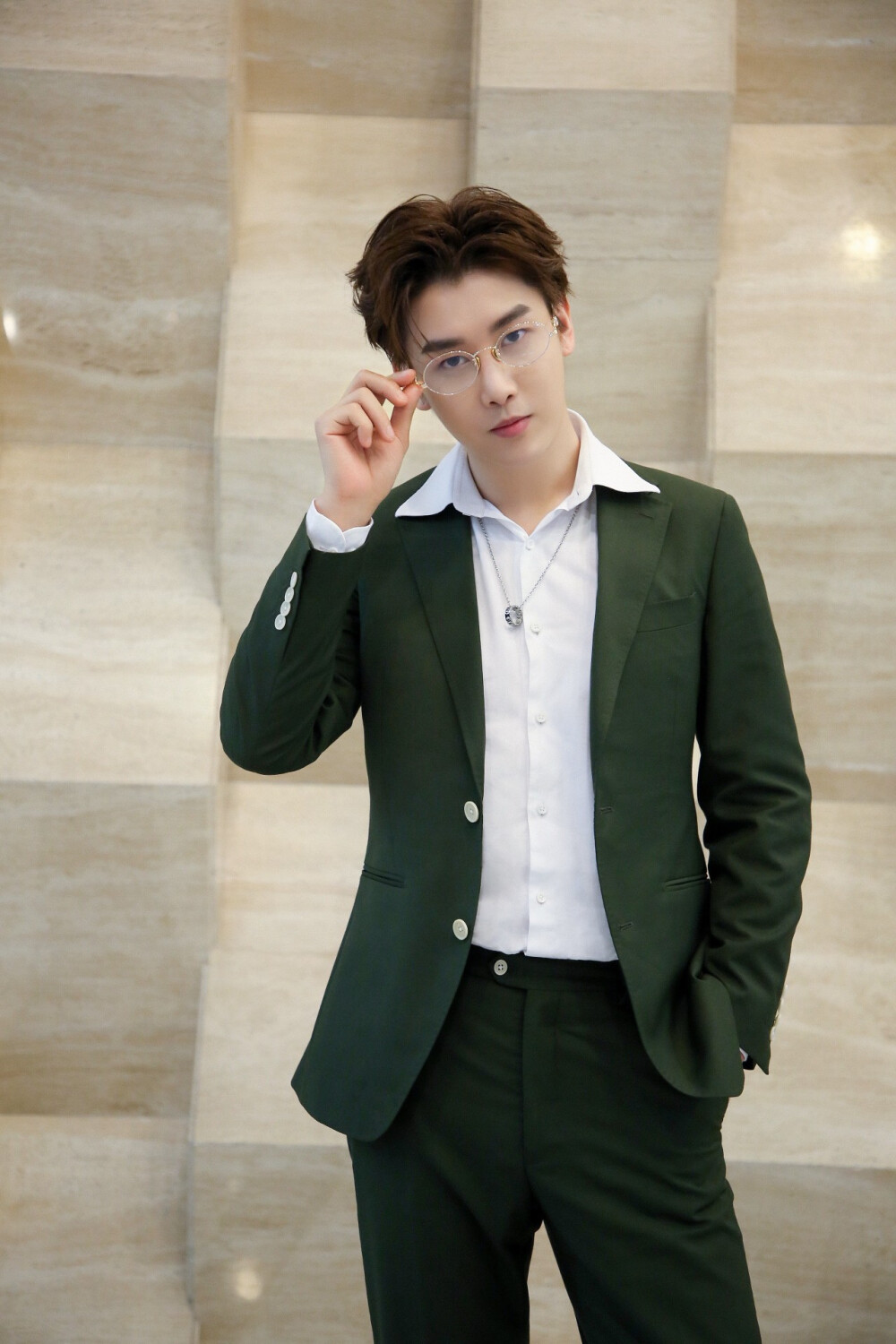 官博更博：#周艺轩#《天天向上》#追逐梦想的哥哥# 成团大战一触即发，轩轩子即将闪耀成团。赤子之心不负，逐梦热血不改，今晚22:00@天天向上，一起见证成团高光时刻！✨@UNIQ-周艺轩 ​​​