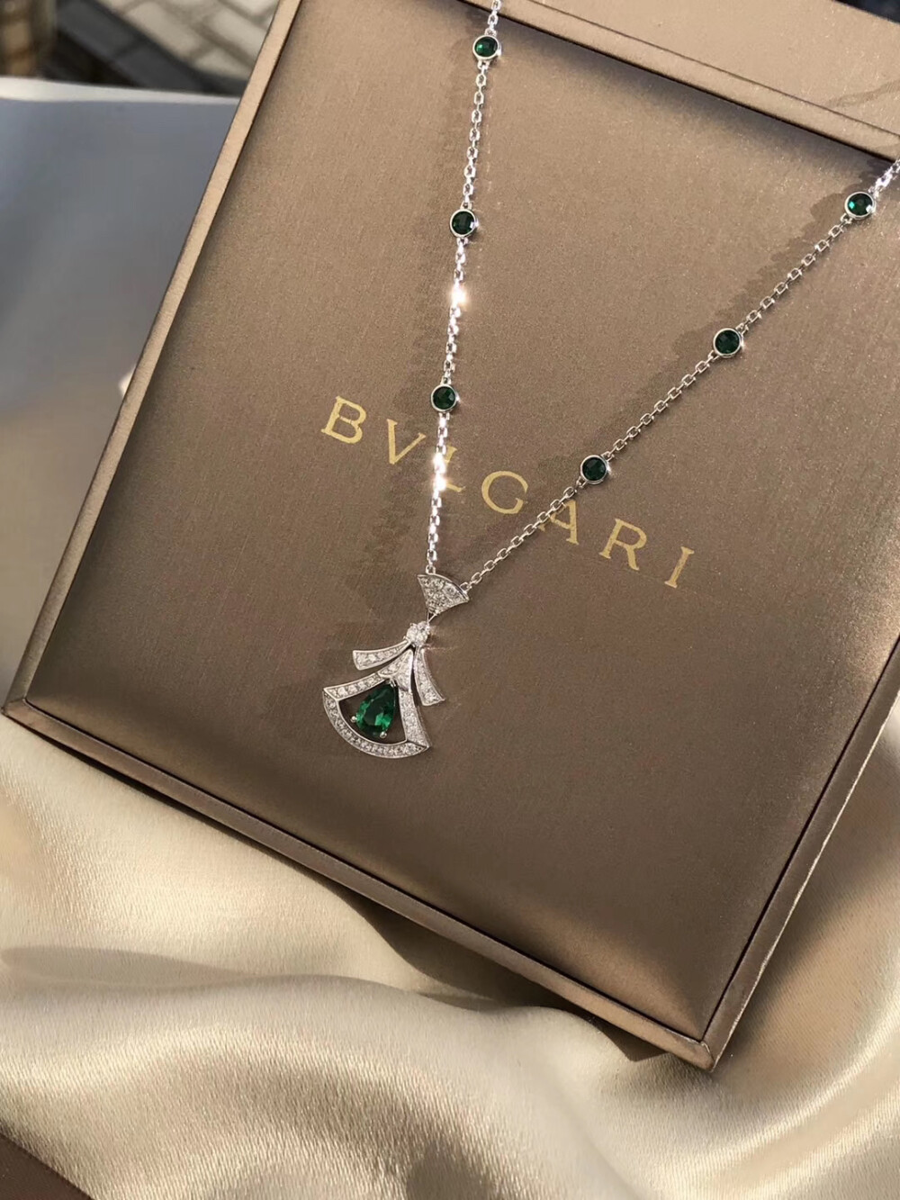 bvlgari宝格丽divas dream钻石镂空扇形项链!
