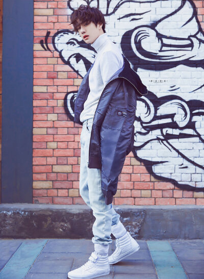 ［王一博高清壁纸无水印］众生皆苦唯有你是草莓味的～