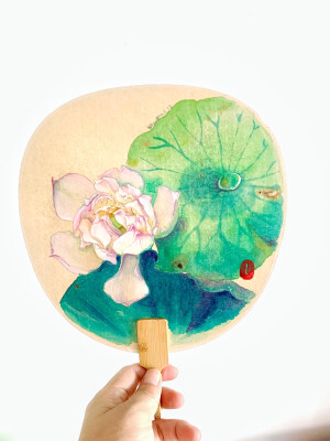 荷

不作不死，在画完的纸扇上喷了层光油。喷完后发现颜色和底色都变深了，白花的通透感没了T_T