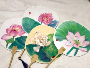 荷

软件模拟水彩效果果然还是没真水彩来得爽啊，一不小心就画了4把荷花题材的扇子