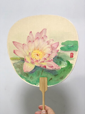 睡莲

古纹宣纸有枯黄的底色，感觉画白色的花应该很好看，但上次的荷花过程发现，白色颜料很难上色。那这次就试试粉色的花吧