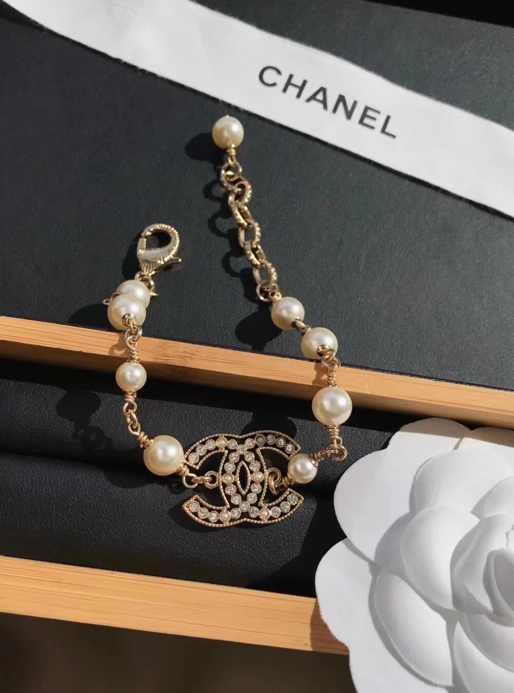 香奈儿镂空双c珍珠手链,超饱满珍珠色泽,自带复古时髦的单品,戴上它