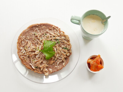 早安❤️
今天的早餐是卷心菜煎饼+豆浆；
关于煎饼我有“一百种做法”：
这一次是将卷心菜切丝与全麦面粉搅拌混合油锅煎。
配料不一样，
口感与味道就不一样：
这一次可以尝到蔬菜的清脆，
因为掌握的火候和…