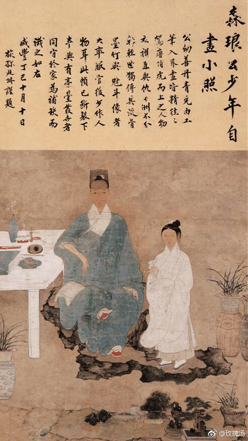 《森琅公少年自画小照》，作者梁元柱（1581-1628），广东顺德人，这幅画现存于顺德博物馆。
画中年轻的梁先生蓝衣白巾，黑帽红鞋，头束两段发髻，插双玉簪，右腕戴镯，指若兰花，旁边的书童白衣飘飘。
白石书案上有淡梅立蓝瓶，一套炉瓶三事，书扇笔砚，海棠蓝碟上盛着佛手，数种香气混合弥漫。
这些细节加上红色点缀的蓝白主色调，看出梁先生是阴柔静谧的审美观。