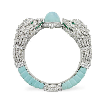 大概在上世纪Art Deco珠宝盛行时期开始，卡地亚、梵克雅宝、宝格丽等珠宝世家就有推出这样一种款式的手镯，它们不仅有古希腊、古代伊特鲁里亚风格影响，也吸收了很多东方元素，以兽首衔接，色彩艳丽，用各类宝石制作…