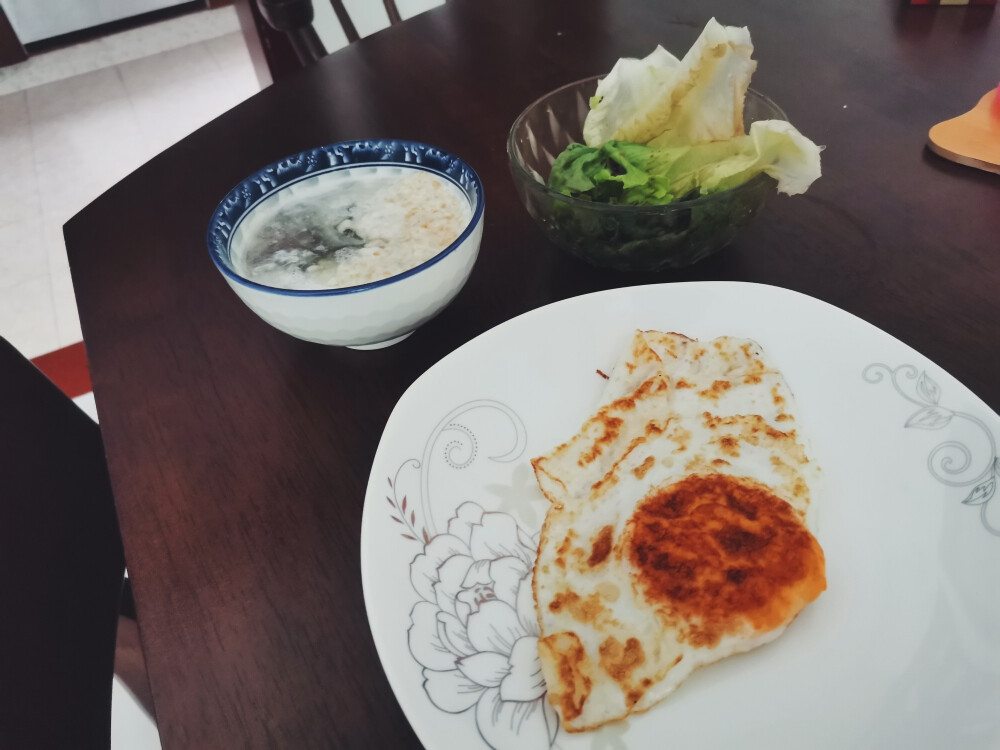 绿豆沙牛奶燕麦+生菜+鸭蛋
大火煎蛋煎不熟第一人