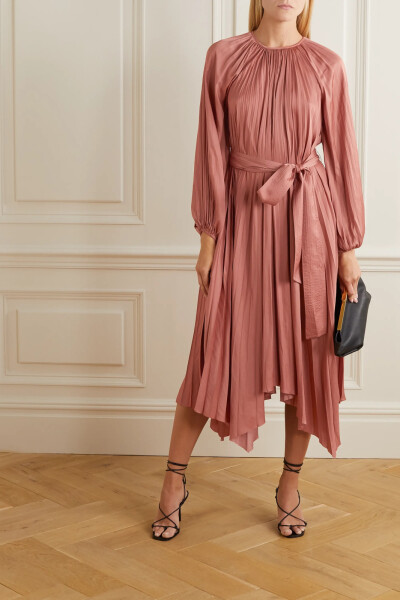 美国原住民艺术家 T.C. Cannon 素以用色大胆闻名，常会用到浓郁且饱和的沙漠色调。Ulla Johnson 便以其高辨识度的作品为灵感，打造出绚丽多彩的 2020 早秋系列。其中这款 “Yalena” 中长连衣裙裁自红铜色的亮泽缎布…