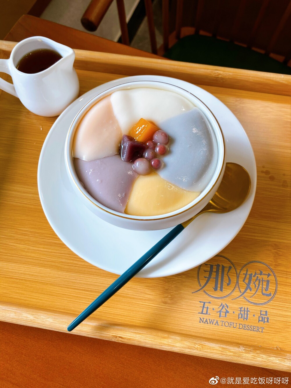 #南宁美食# @就是爱吃饭呀呀呀 投稿：
打卡·邕江宾馆·手作五谷甜品
炎热的夏天想喝冰凉的甜品又怕胖，看到这家五谷甜品店，想着比较健康养生就来试试了。
店内装修颇具中国风，木色与绿色的搭配很清爽，除了坐桌子还能坐在木质吧台前，甜品调配过程都看得到。
招牌豆花，五拼色看起来好温柔，而且弹嫩的豆花底下暗藏超多料。有芋圆、薏仁、红豆、红豆爆珠，挖到的每一勺都是满足！ 瓷杯里可以自行加糖水，整体喝起来不甜不腻又饱腹，有股淡淡的豆乳香～爱了爱了！
招牌仙草 ，放有西瓜芒果哈密瓜、西米、爆珠、坚果、红枣、芋圆、红豆等，还有小熊形状的布丁，萌萌哒，倒入椰奶后得满满一碗，份量足足，清甜解暑～
除此之外店里还有好多甜品，鲜果豆乳盒子、桃胶羹、酒酿圆子等都是养颜佳品，以后一定常来光顾！
店名：那婉五谷甜品
地址：临江路邕江宾馆旁（地铁朝阳广场站F出口步行500米）